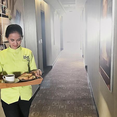 The Life Hotels City Center Surabaya Exteriör bild