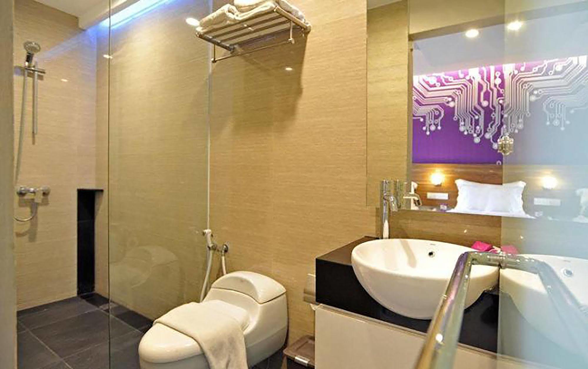 The Life Hotels City Center Surabaya Exteriör bild